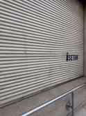 丹青会当日、閉まっていた伊勢丹新宿本店の入口シャッター